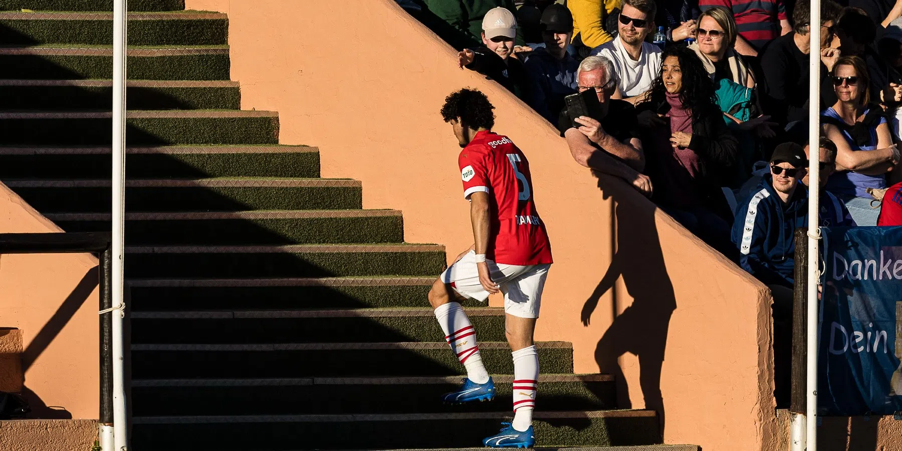 Uitzonderlijke taferelen bij PSV - HSV: rood Ramalho, tóch weer 22 spelers