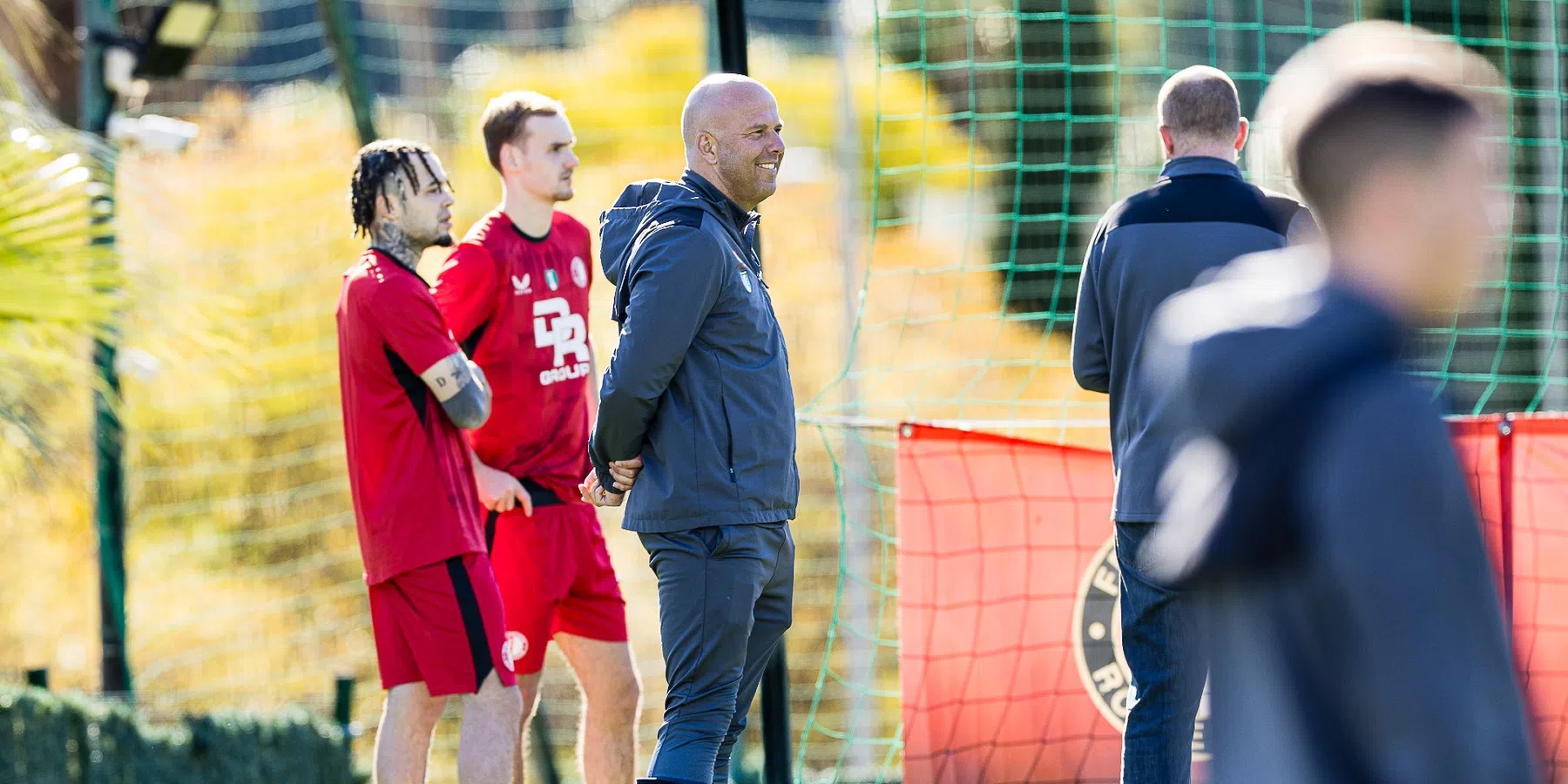 Feyenoord traint met pleisters op de mond in Spanje