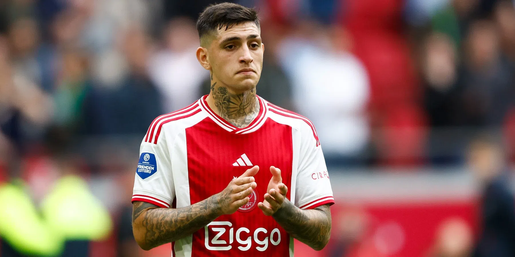 Avila bellend gespot op de bank bij oefenduel Ajax