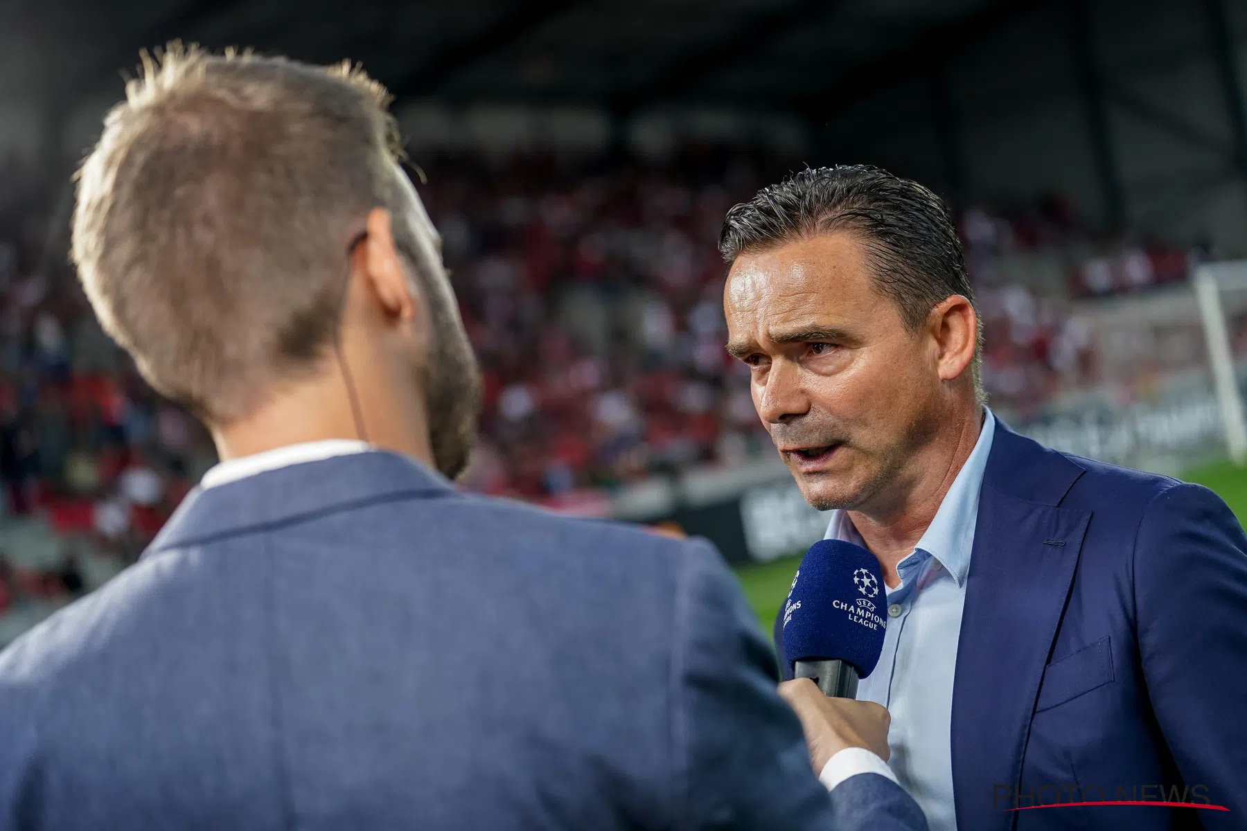 Ook harde kern Ajax reageert op wereldwijde schorsing Antwerp-directeur Overmars