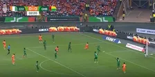 Thumbnail for article: Bizar moment Afrika Cup: verdediger roeit bal zomaar de tribunes in