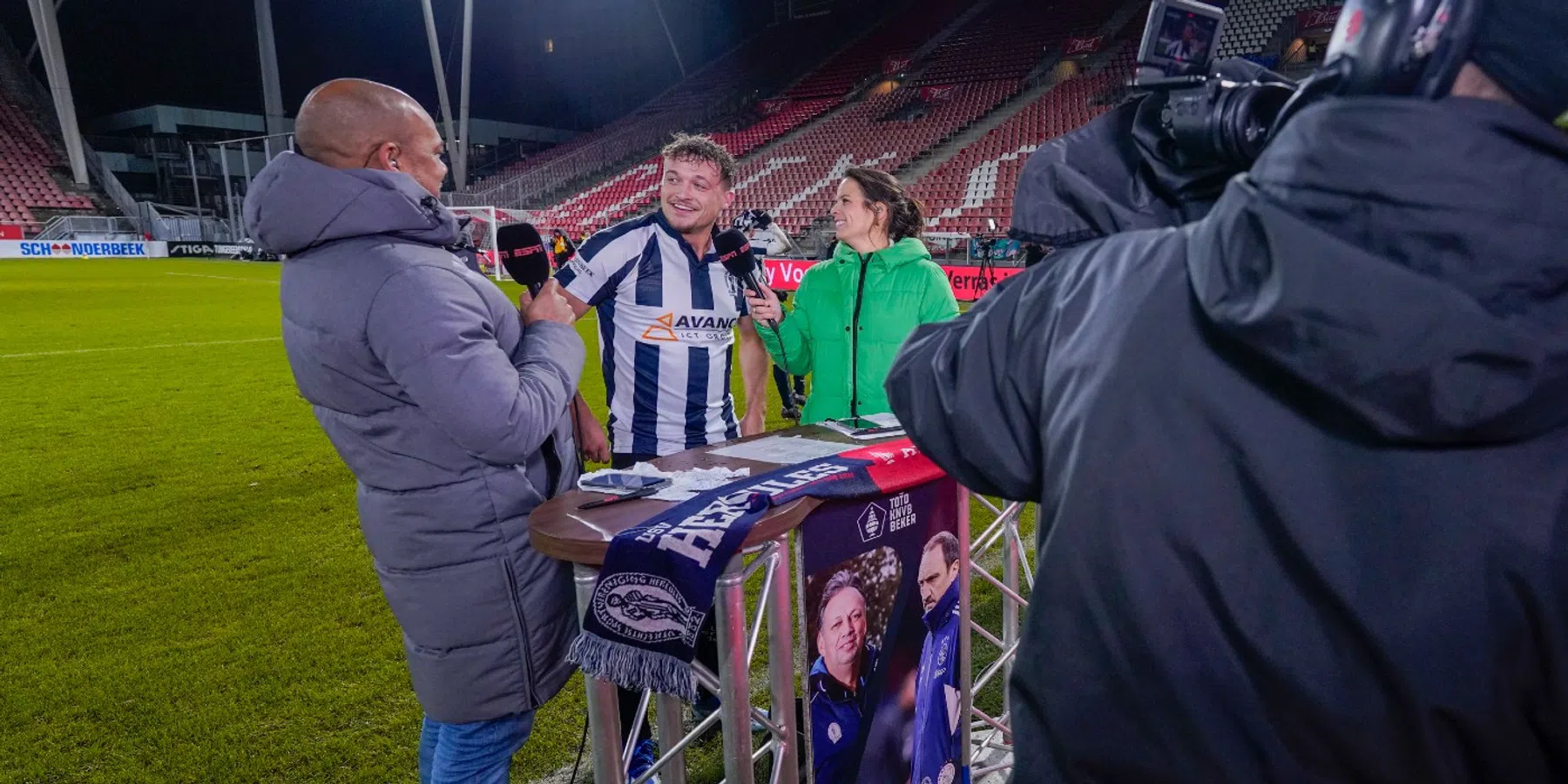 Van der Meijde krijgt bezoek van Ajax-beul: 'Lekker zitten zuipen en roken'