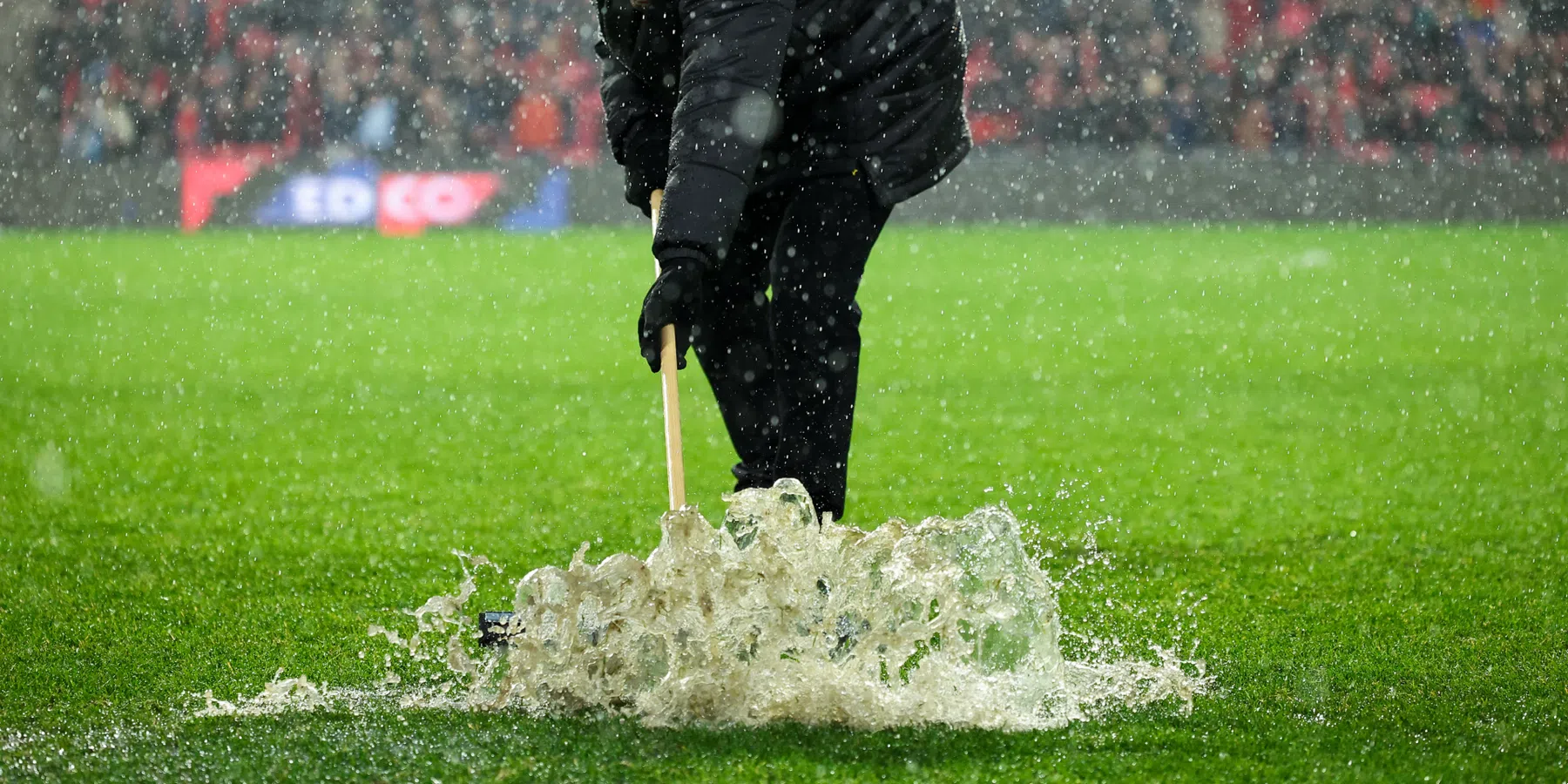 FC Twente deelt 'waterwedstrijd'-sjaal uit