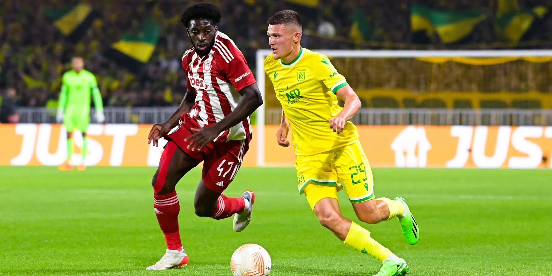 Aboubakar Kamara met AK-47 op opstellingformulier