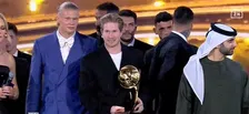 Thumbnail for article: De Bruyne mag weer een prijs in ontvangst nemen, met heel City op het podium