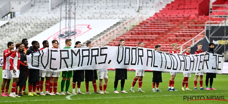 Antwerp-spelers met spandoek: 'Overmars voor altijd achter je'