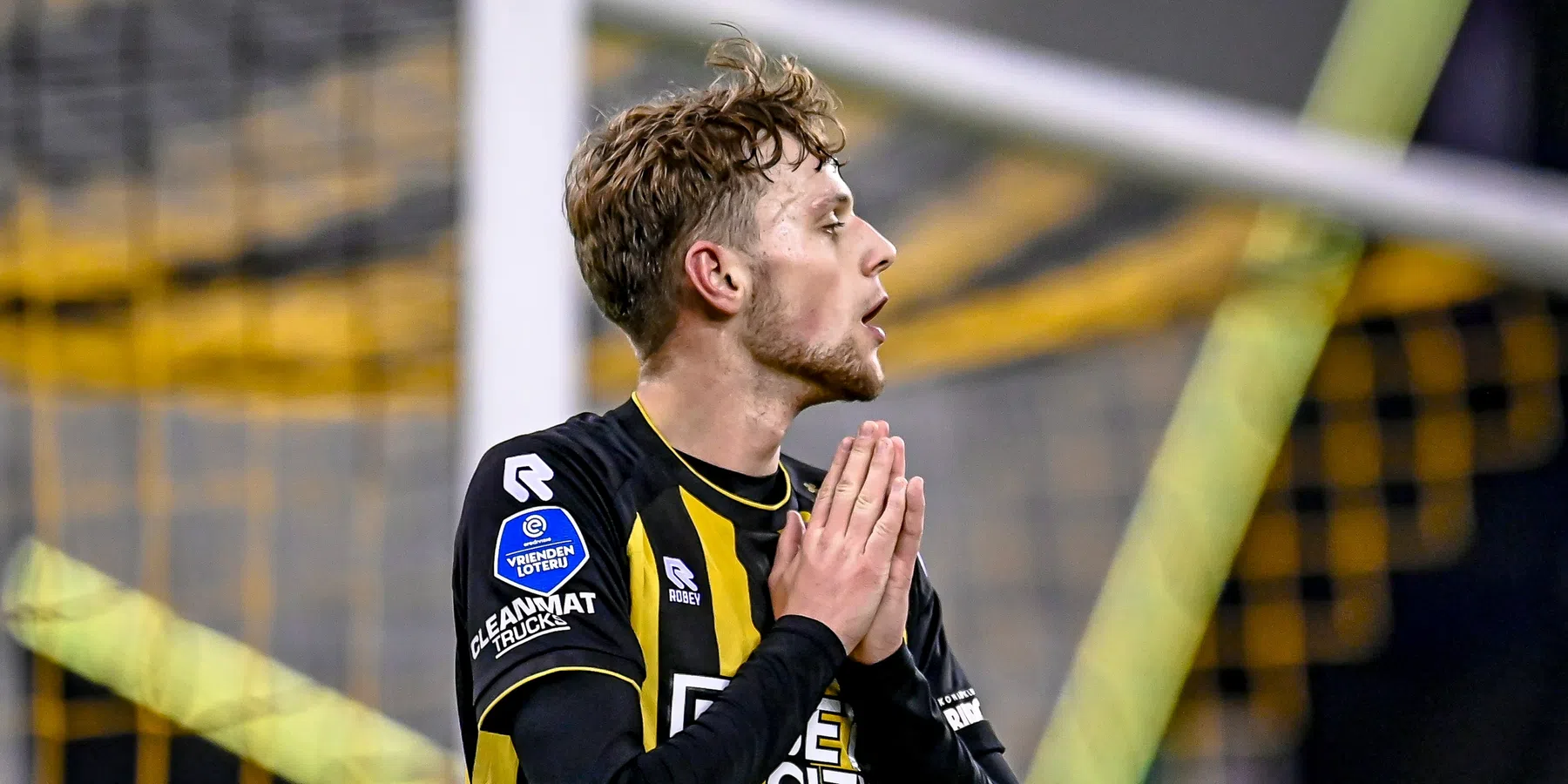 Schrik bij Vitesse: Visser met brancard van veld na botsing met Wieffer