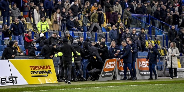 Supporters bestormen veld, Vitesse - Feyenoord stilgelegd