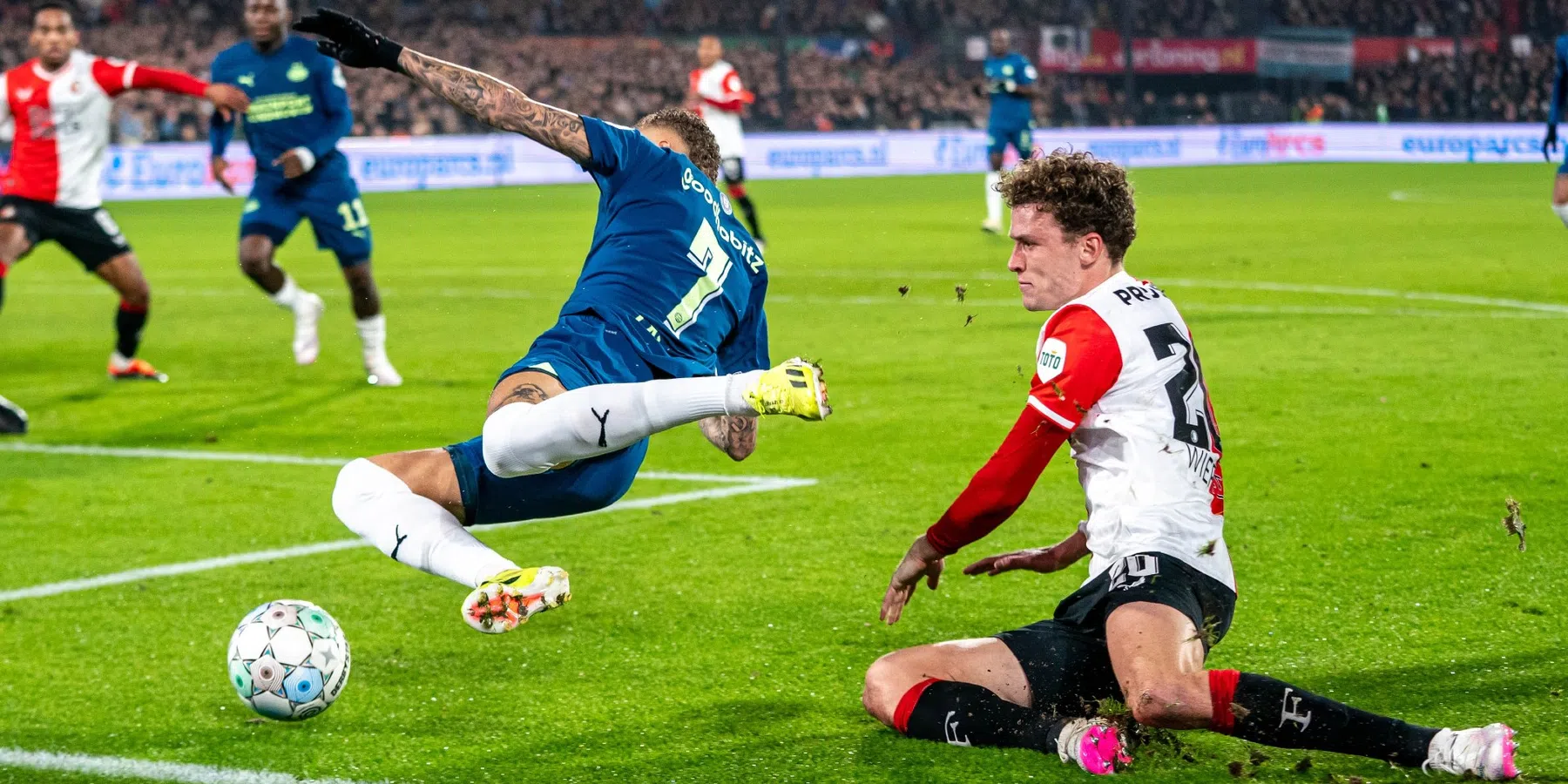 Wieffer reageert op niet gegeven strafschop Feyenoord - PSV