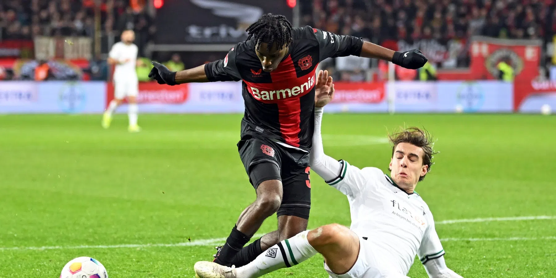 Leverkusen met Frimpong loopt averij op en ziet Bayern dichter bij komen