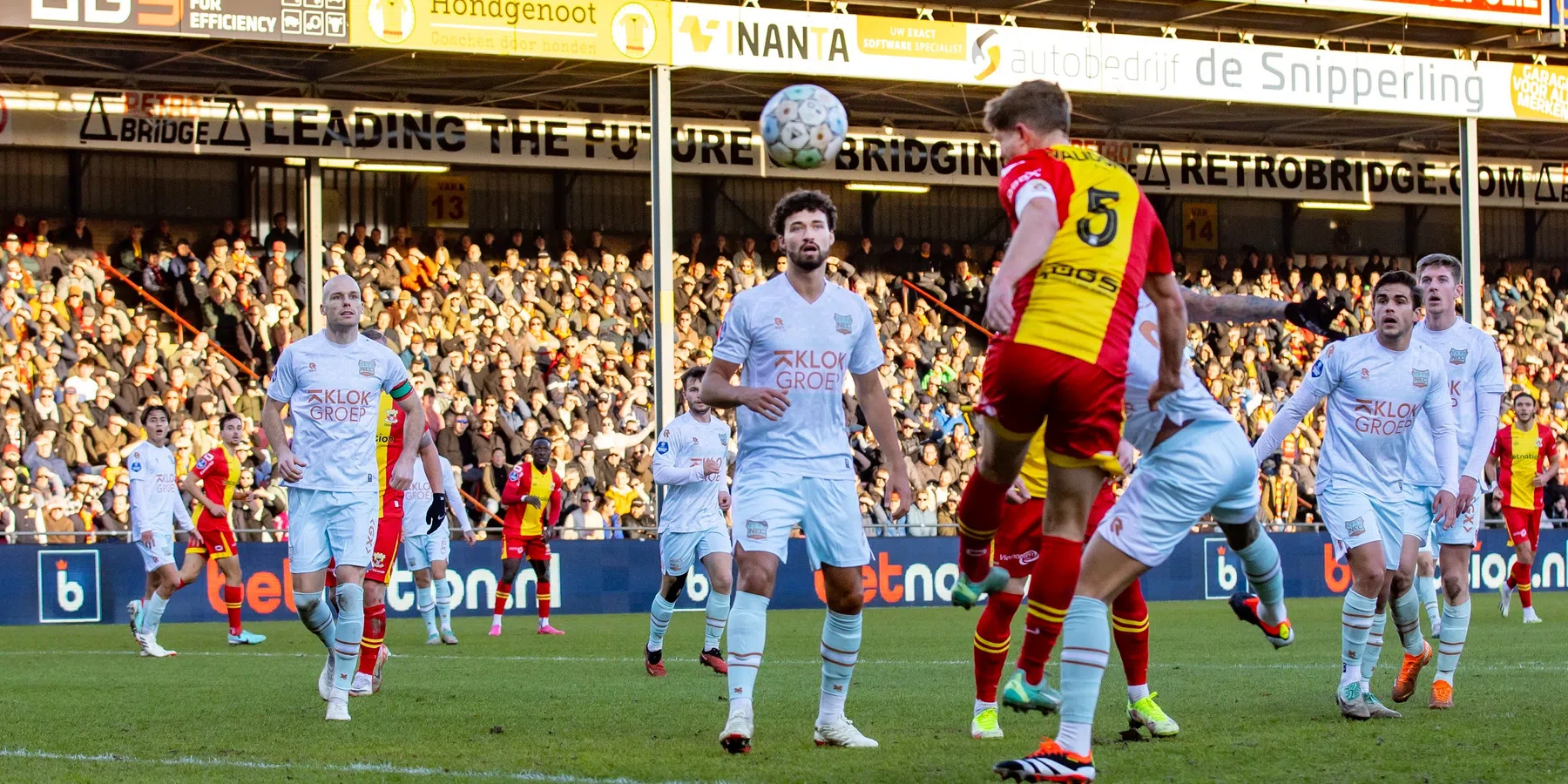 Go Ahead verdedigt zesde plek succesvol in duel met dubieuze penalty's