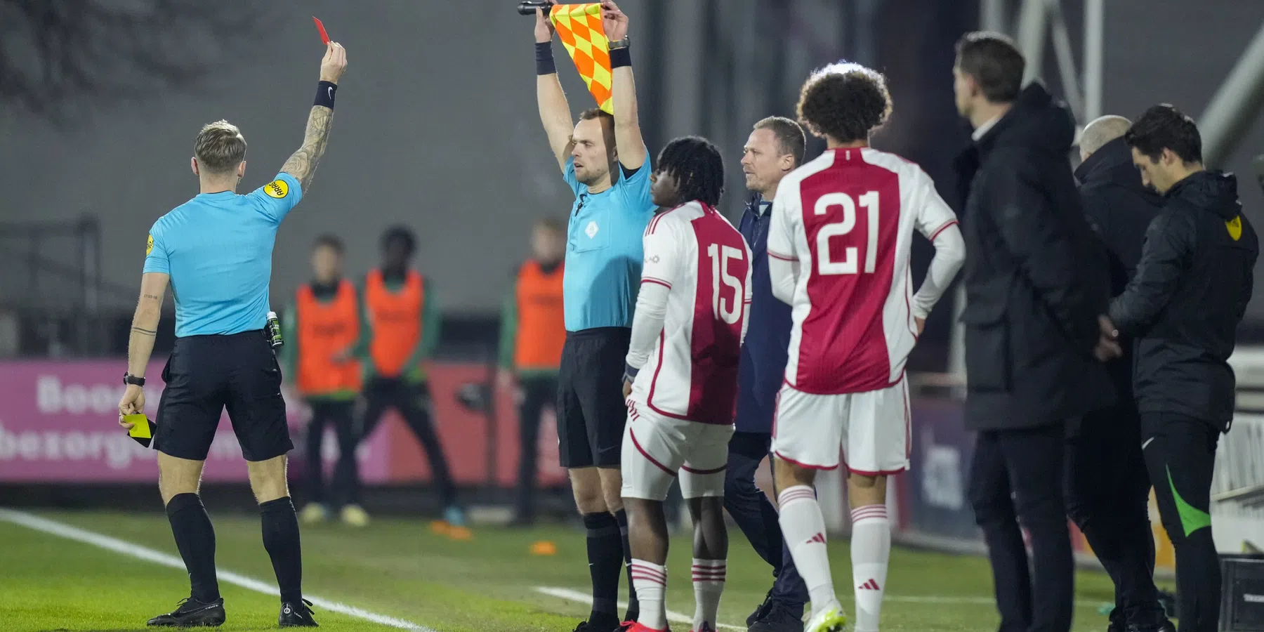 Dordrecht-coach Santoni boos op arbitrage tijdens wedstrijd tegen Jong Ajax