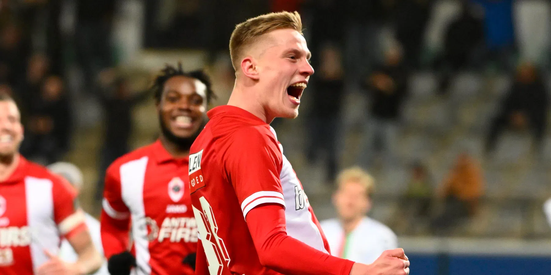 Antwerp-fans bekronen Van den Bosch