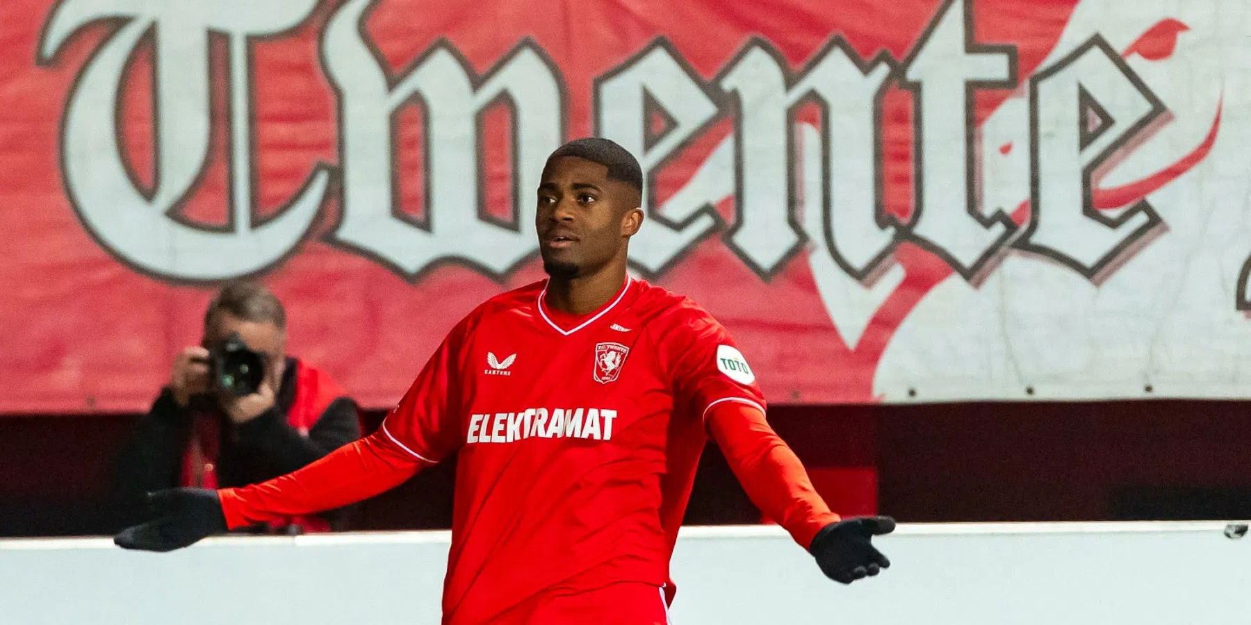 Myron Boadu begint tegen Excelsior vanaf de bank bij FC Twente