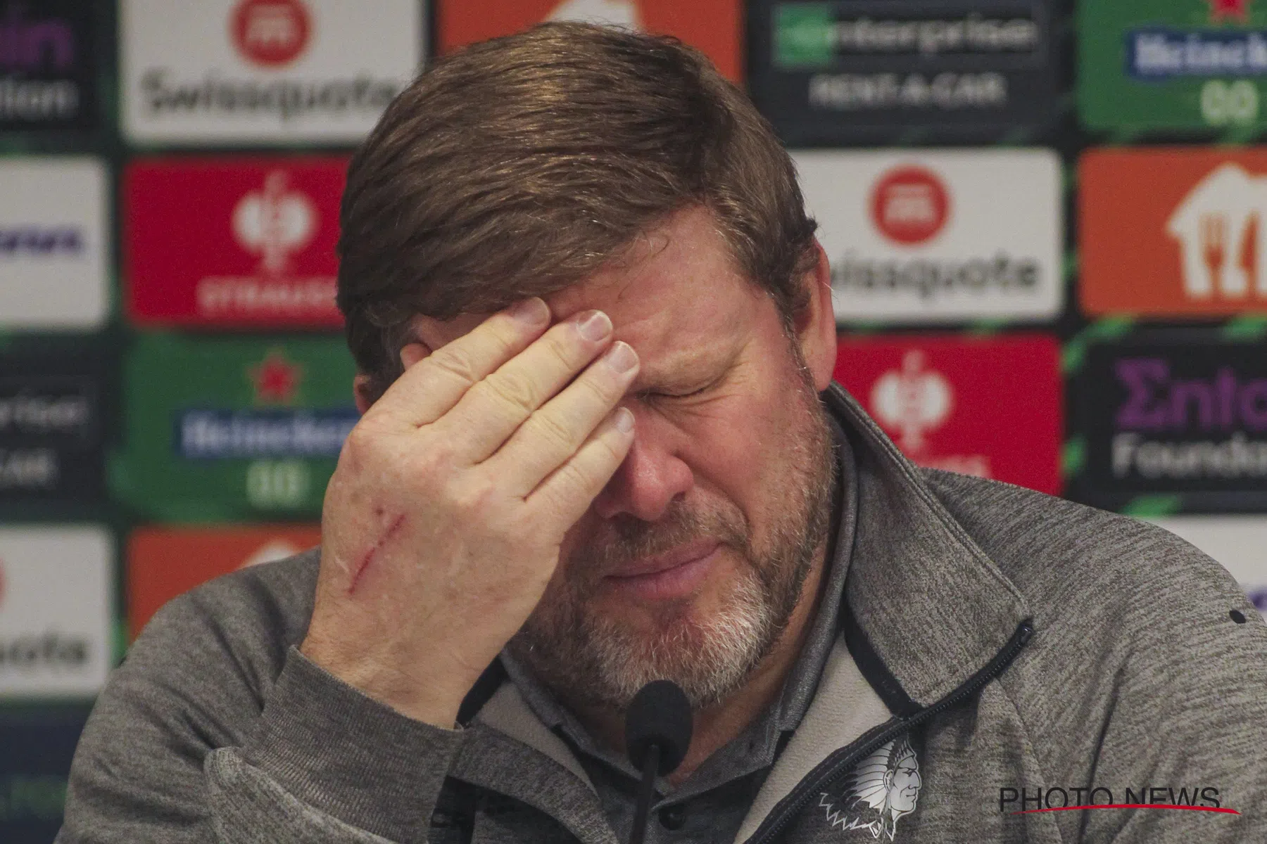 Vanhaezebrouck na verloren match: ''Grasmat was UEFA onwaardig, pfff''