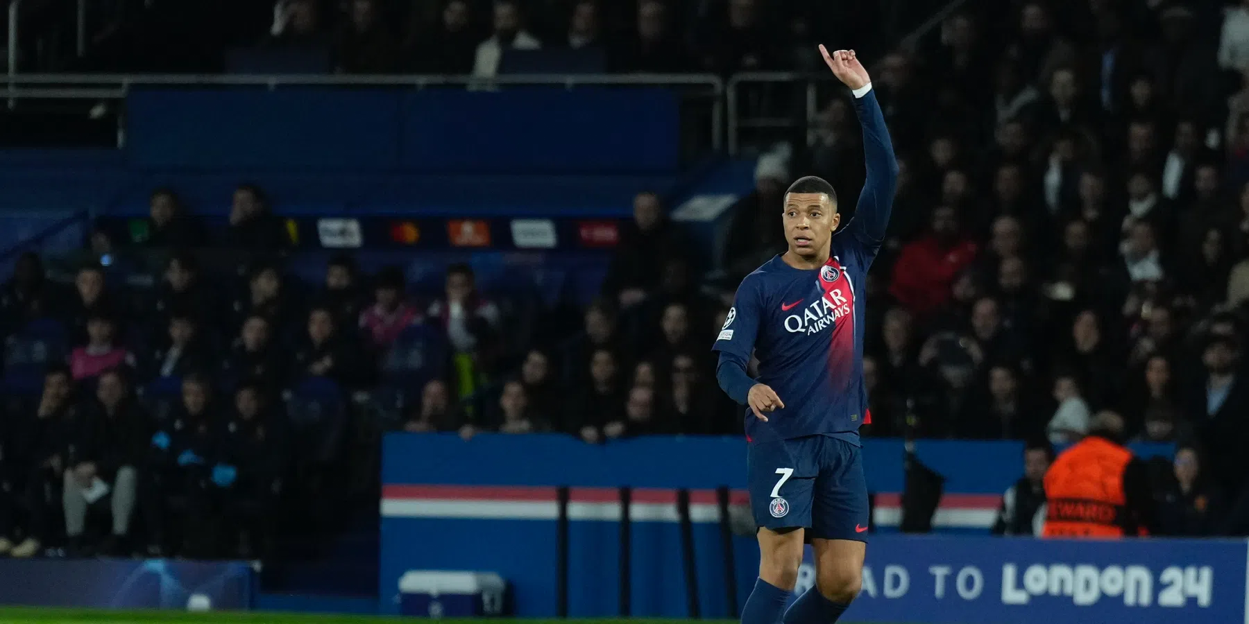 LIVE: Mbappé start op de bank bij PSG na speculaties over transfer