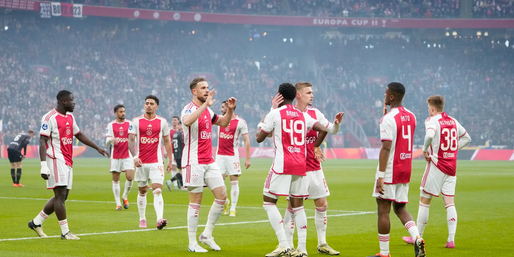 Discussie over geldigheid Ajax-treffer: 'Een lastige situatie, zeg het maar...'