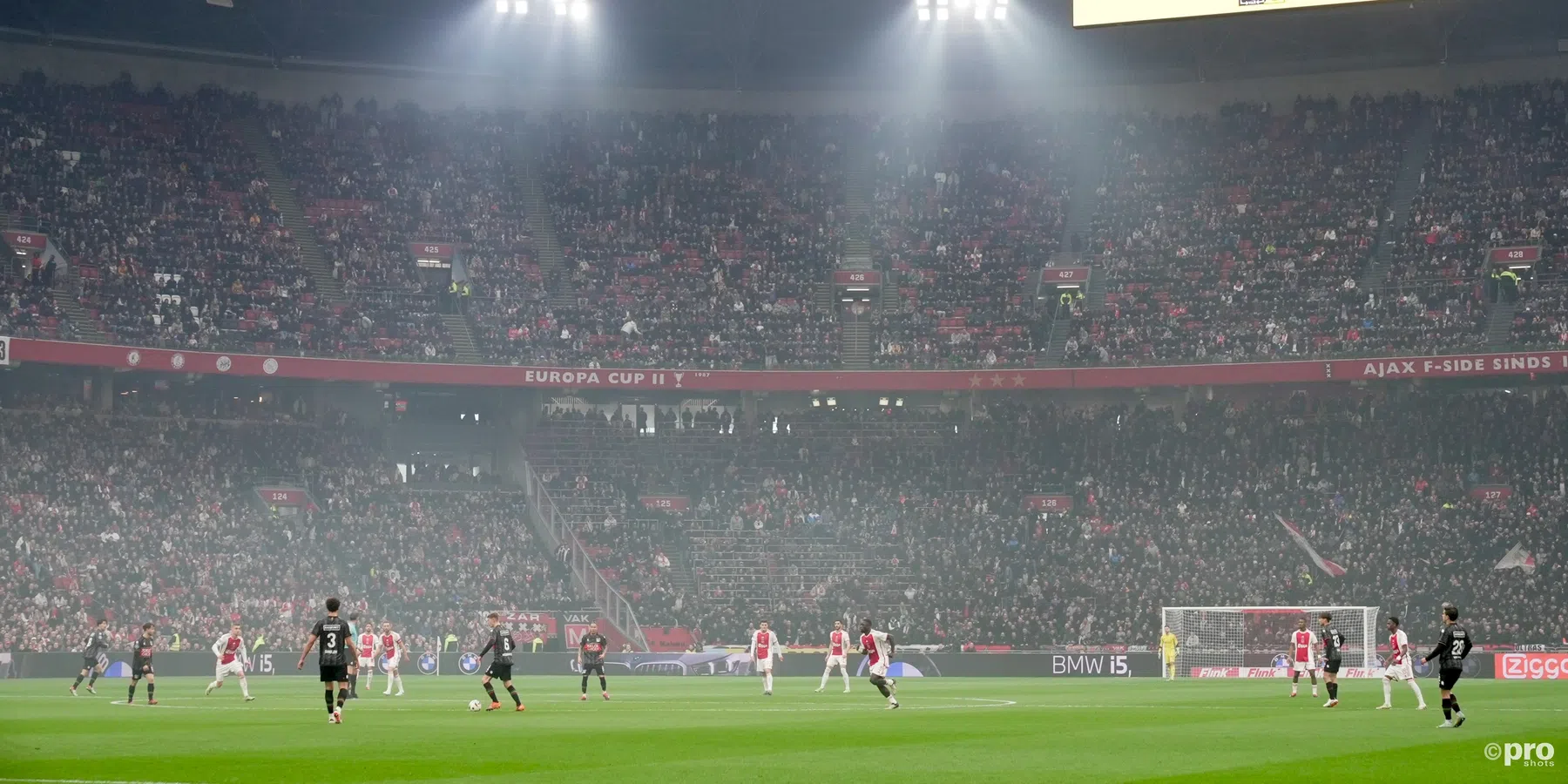 'Uitvak blijft nagenoeg leeg in de Arena: NEC-fans protesteren na ongeregeldheden'