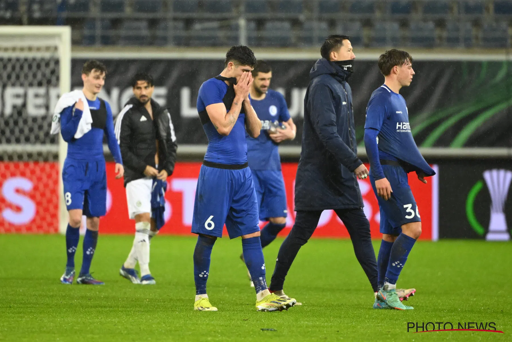 'Niet te veel wijzen naar vertrekkers en afwezigen voor terugval van KAA Gent'