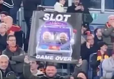 Thumbnail for article: Lachende Slot spot spandoek tussen AS Roma-supporters: 'Slot, game over'