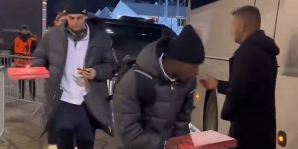 Ajax-spelers eten pizza na afloop van duel met Bodø/Glimt