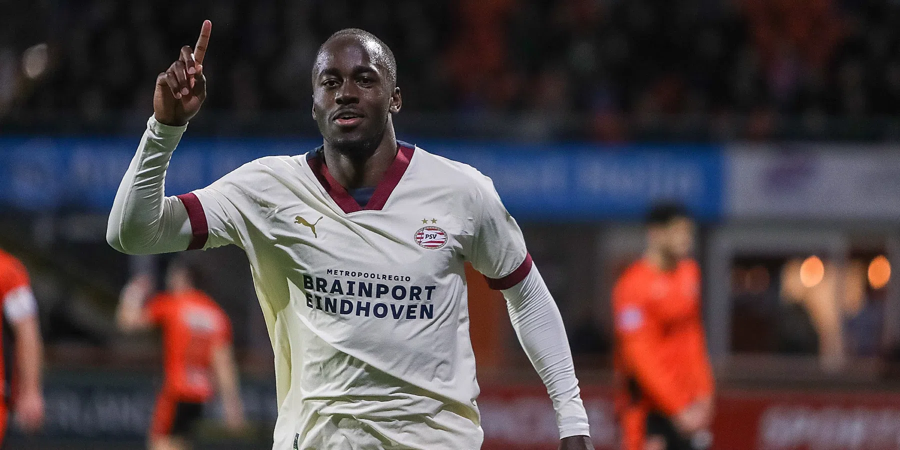 PSV strikt neefje van Teze
