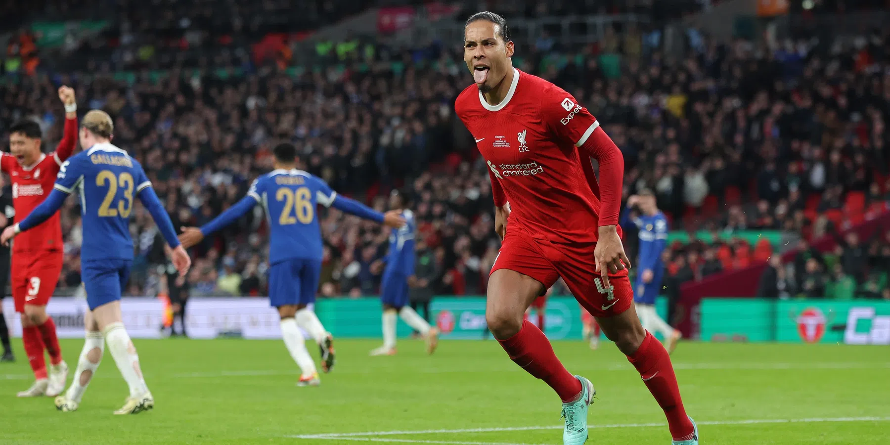 Van Dijk kopt Liverpool in extremis naar winst