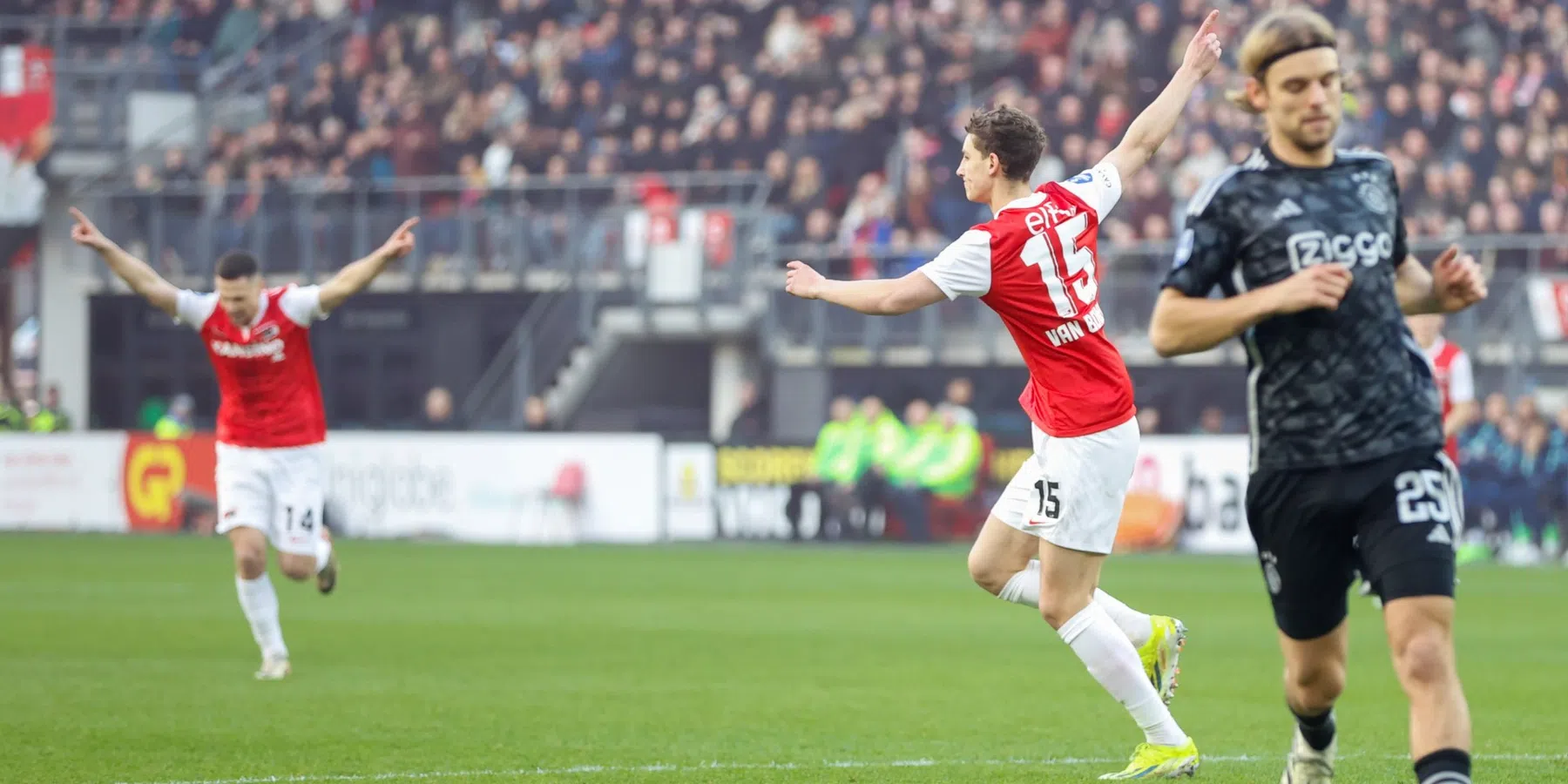 Van Bommel bezorgt AZ drie punten en Ajax nieuw dieptepunt