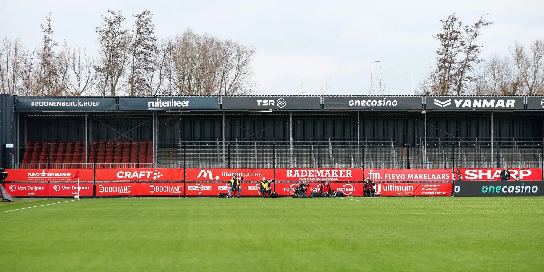 Feyenoord compenseert vertraagde uitsupporters in Almere