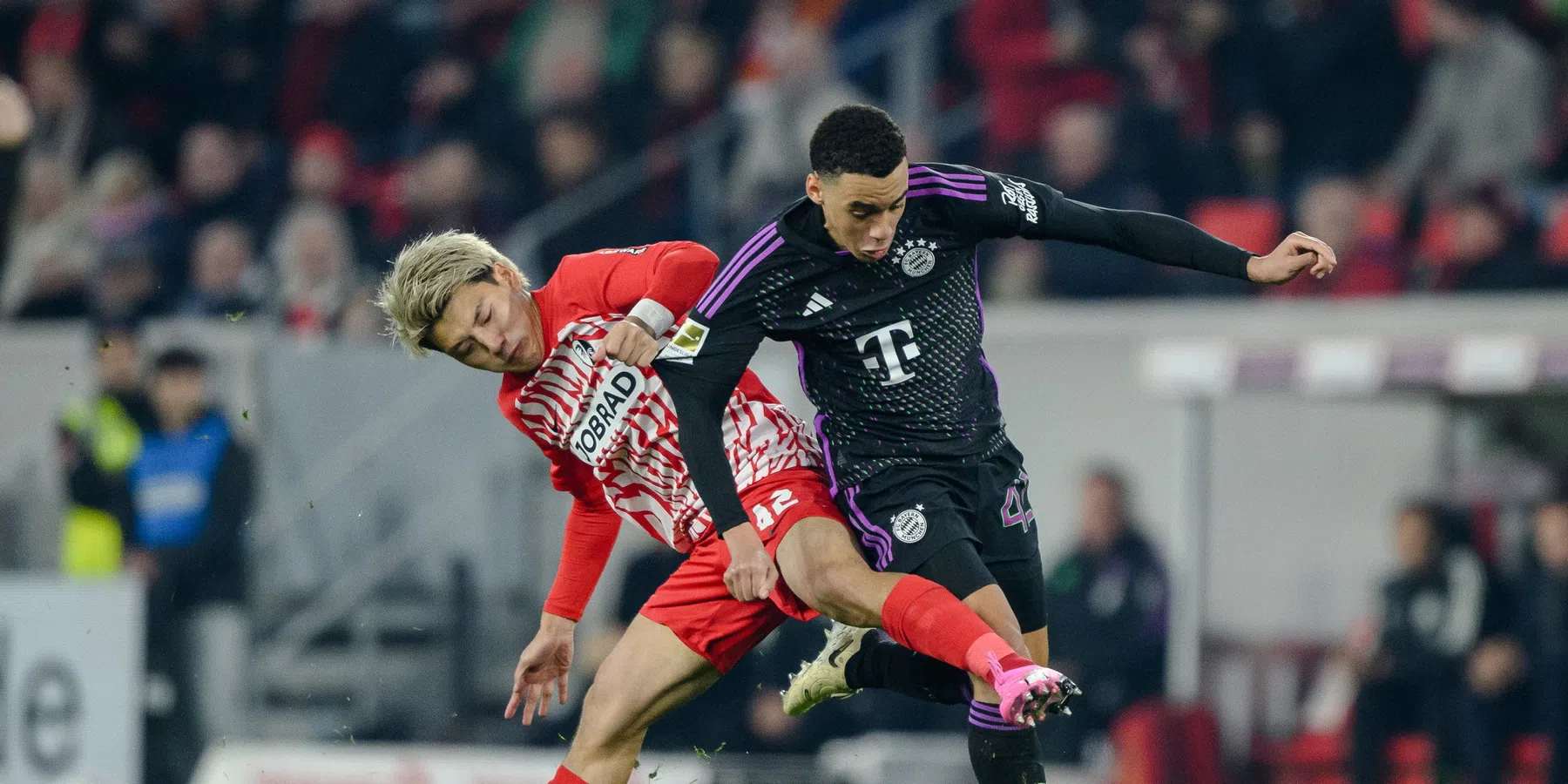 Geplaagd Bayern wint bij Freiburg en houdt Leverkusen in zicht