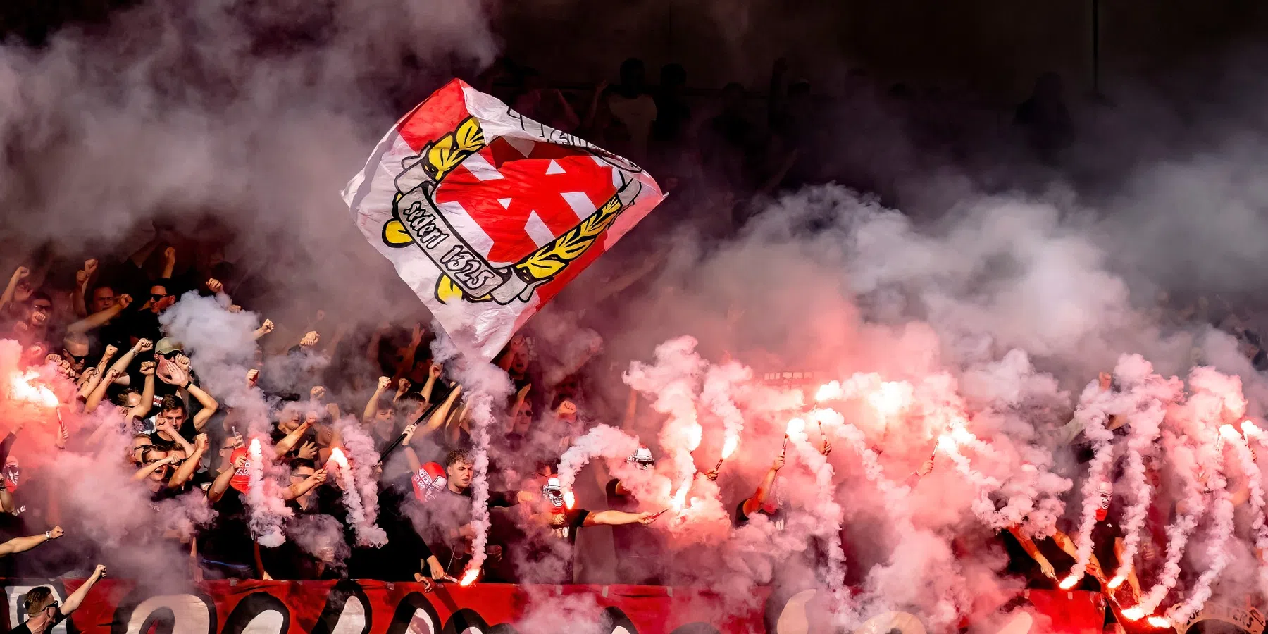 Bussen met Twente-supporters van de snelweg gehaald