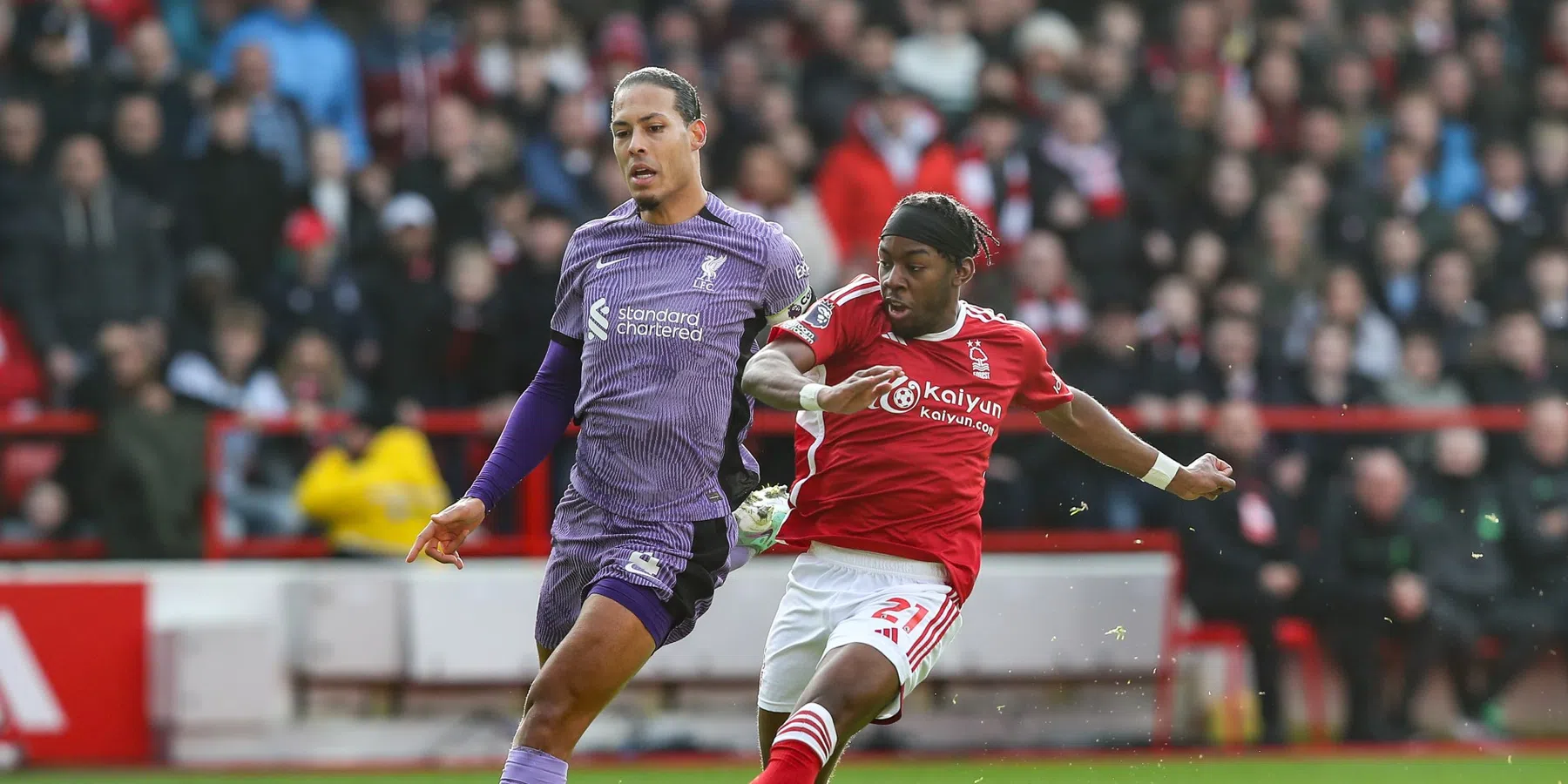 Bizarre ontknoping bij winnend Liverpool, Spurs draait wedstrijd volledig om