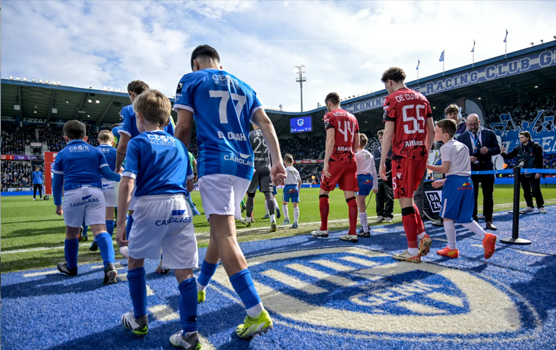 Genk is op en naast het veld te braaf