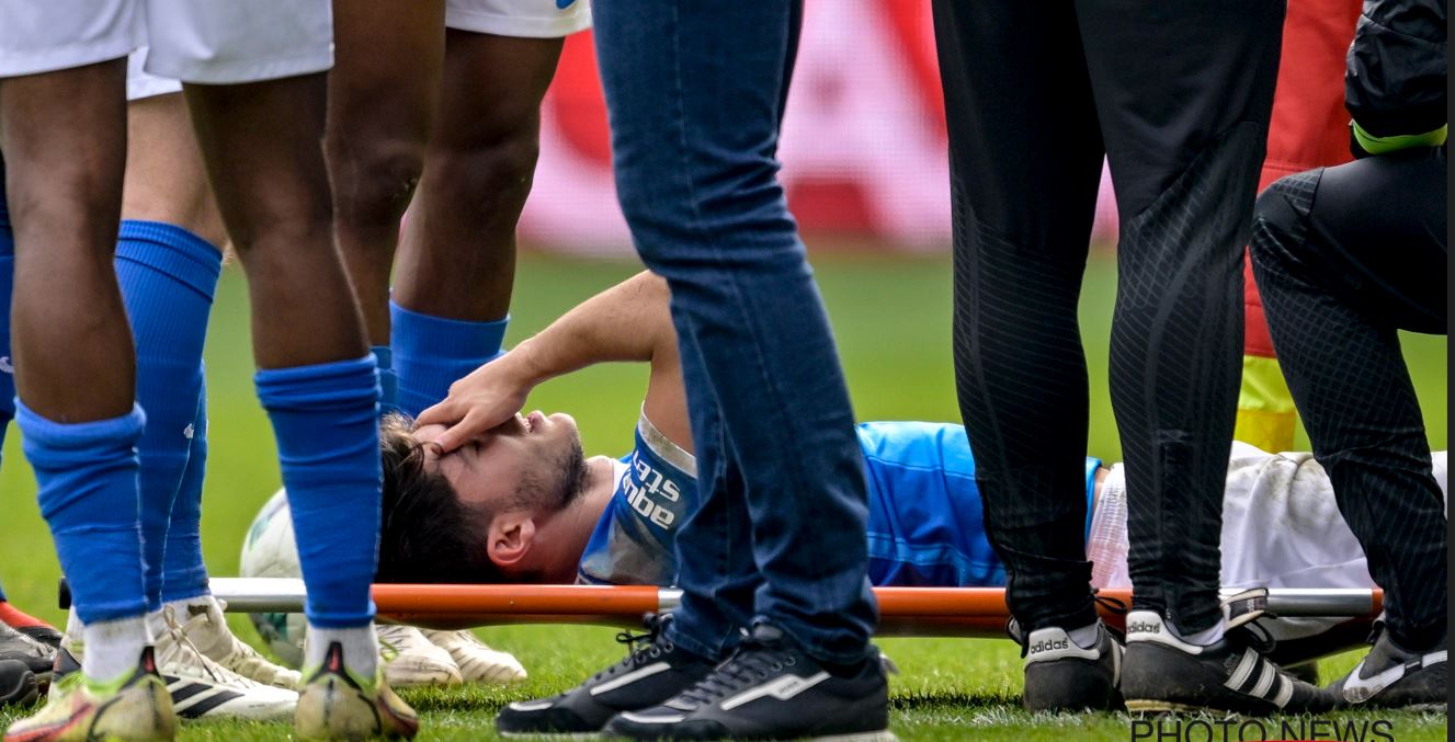 Blessure Luca Oyen, KRC Genk-speler met brancard van het veld tegen Standard