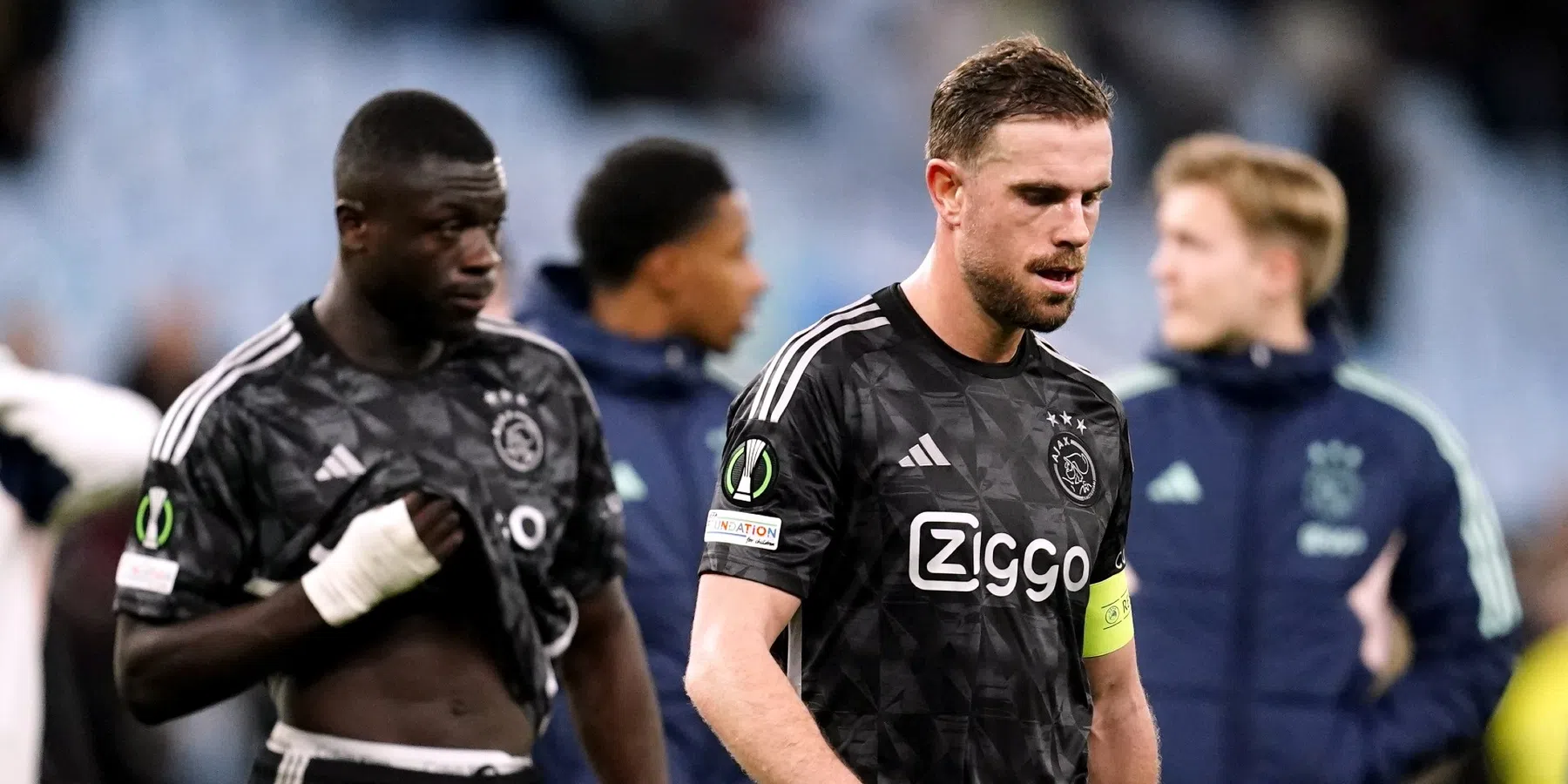 Engelse pers strooit met onvoldoendes voor Ajax