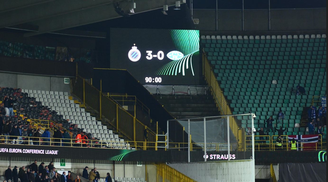 Club Brugge fans boos tegen Molde en pakken uit met spandoeken