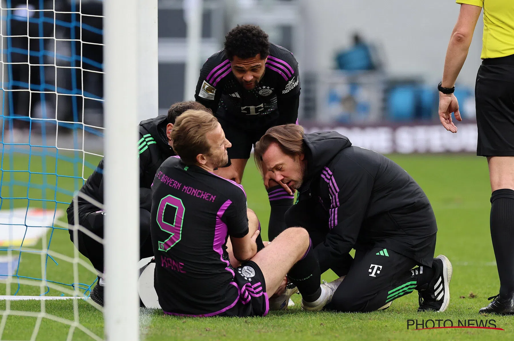 Engeland en Bayern houden adem in: Kane botst met doelpaal en raakt geblesseerd