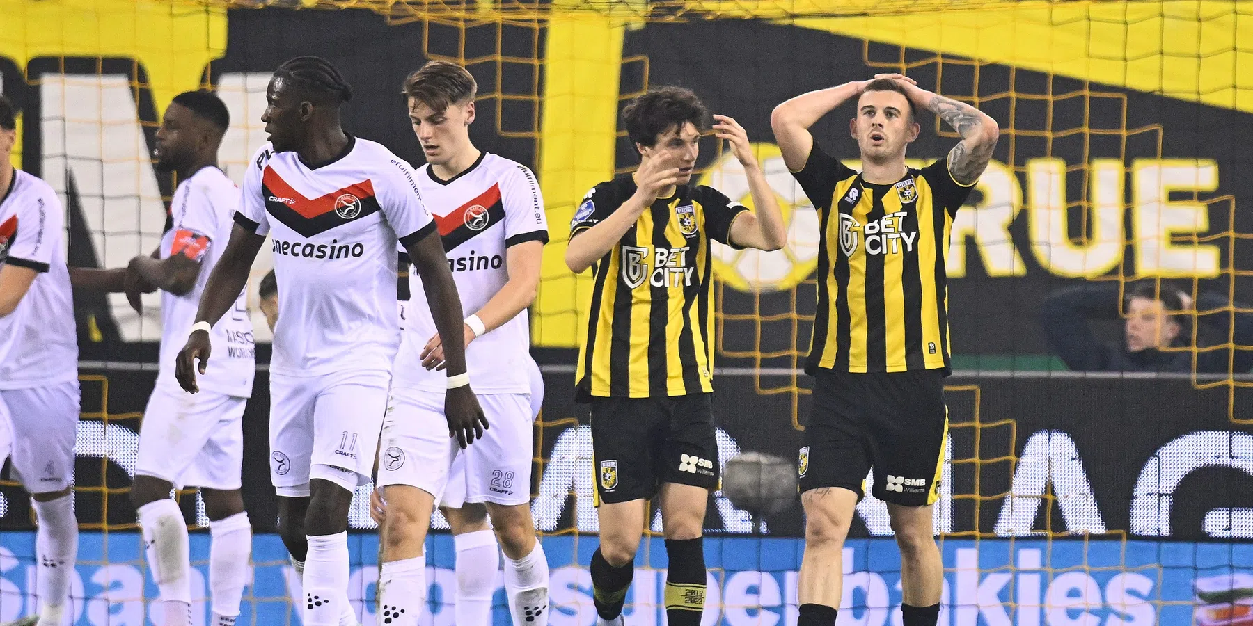 Vitesse pakt laat punt tegen Almere, maar ziet kansen op handhaving verder slinken