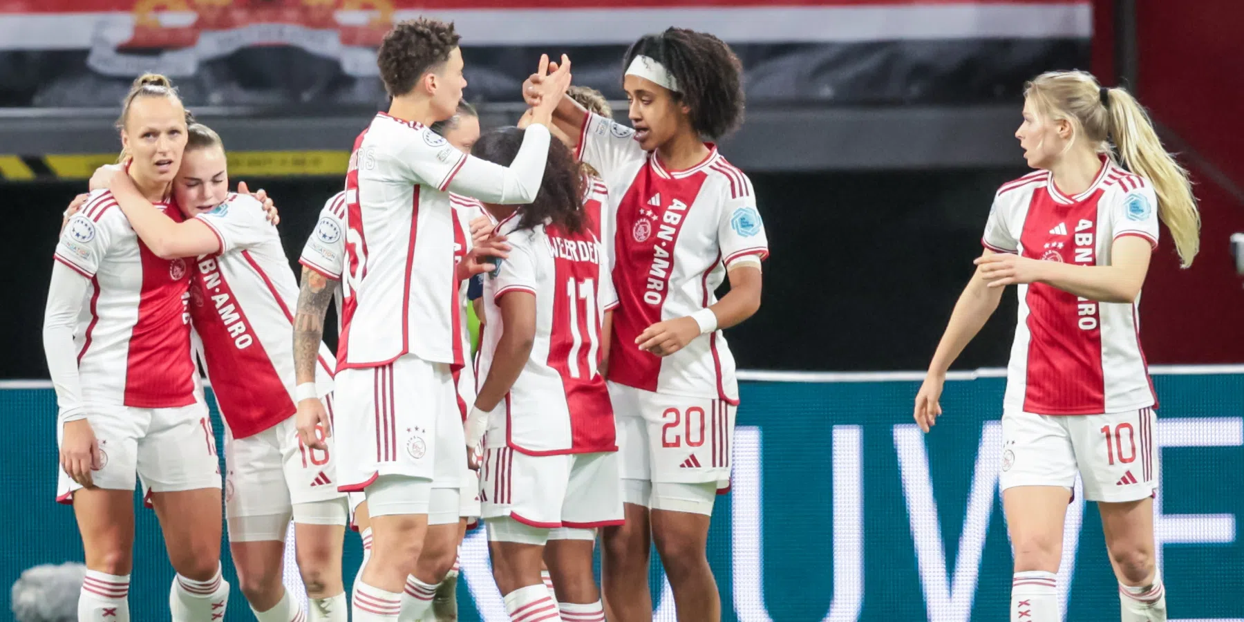 LIVE: Ajax Vrouwen spelen historische Champions League-wedstrijd tegen Chelsea