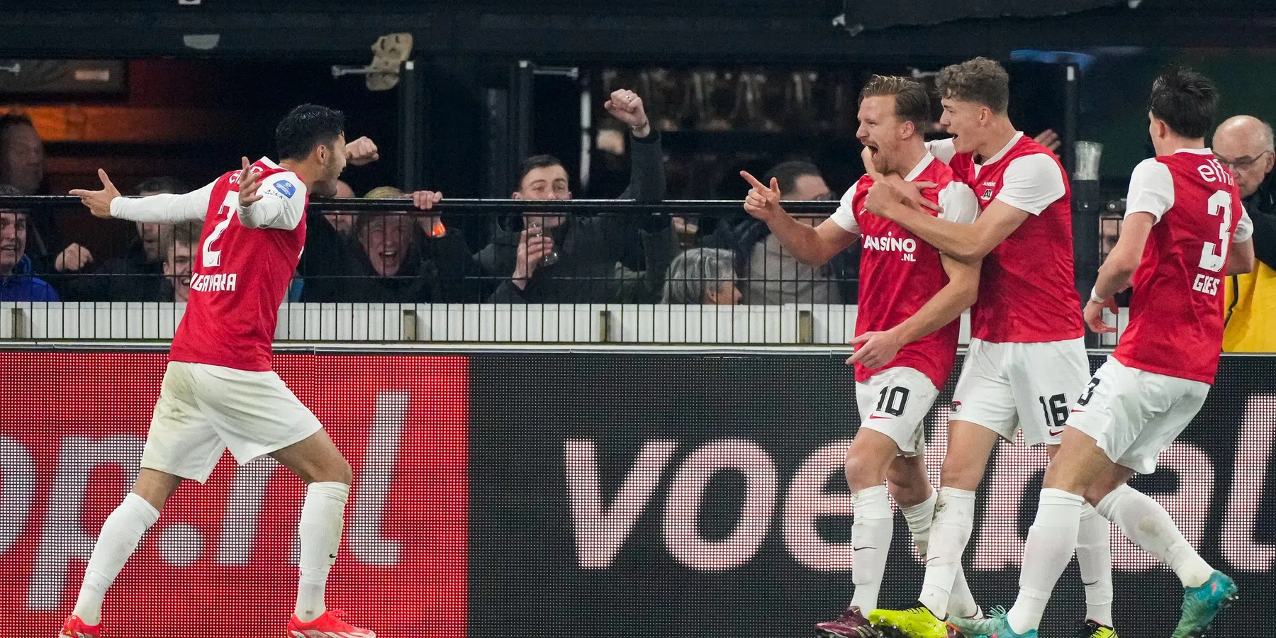 AZ laat Vitesse-zorgen nog groter worden en legt druk op FC Twente