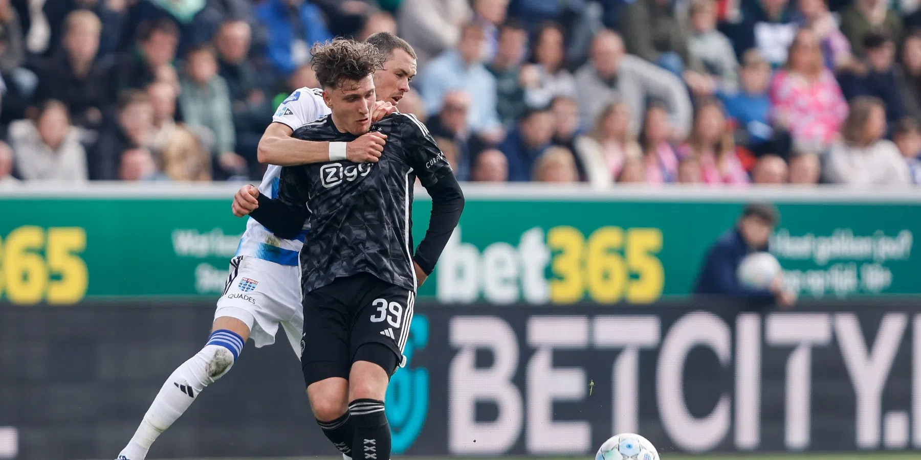 Ajax ontsnapt bij bij PEC Zwolle, twee goals Akpom