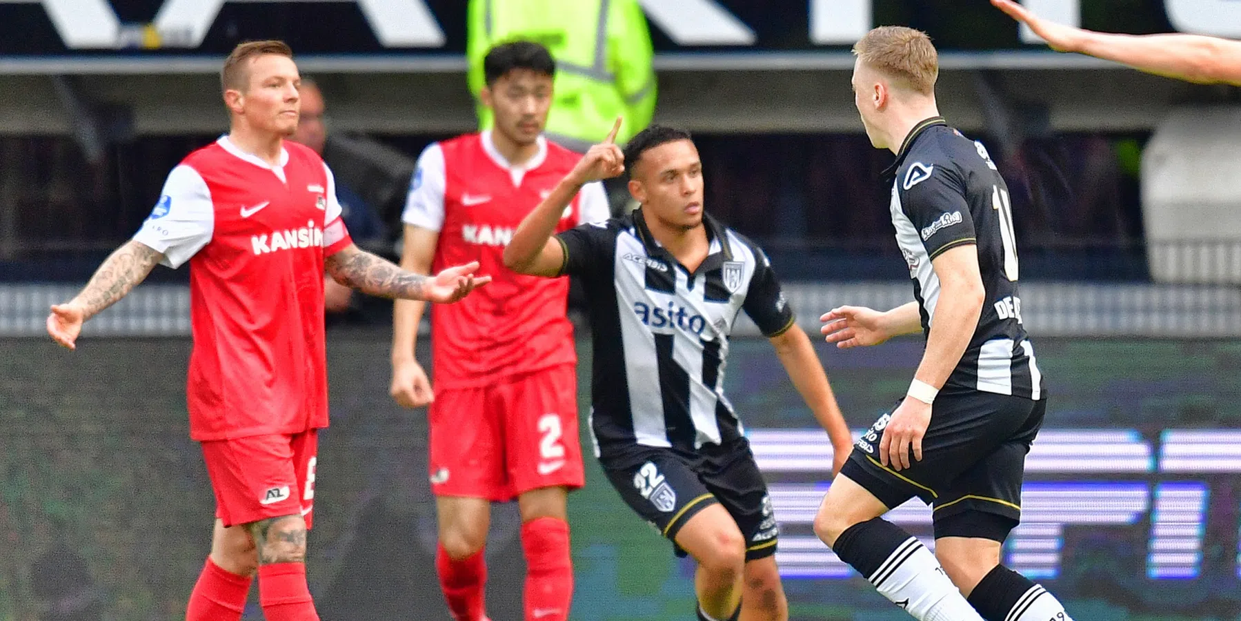 Bijzondere afgang AZ: Heracles wint met klinkende cijfers