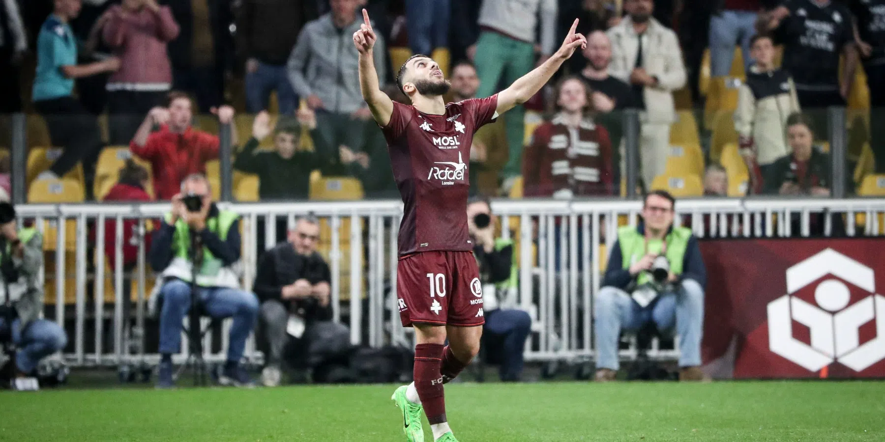 Mikautadze maakt twee goals voor Metz 