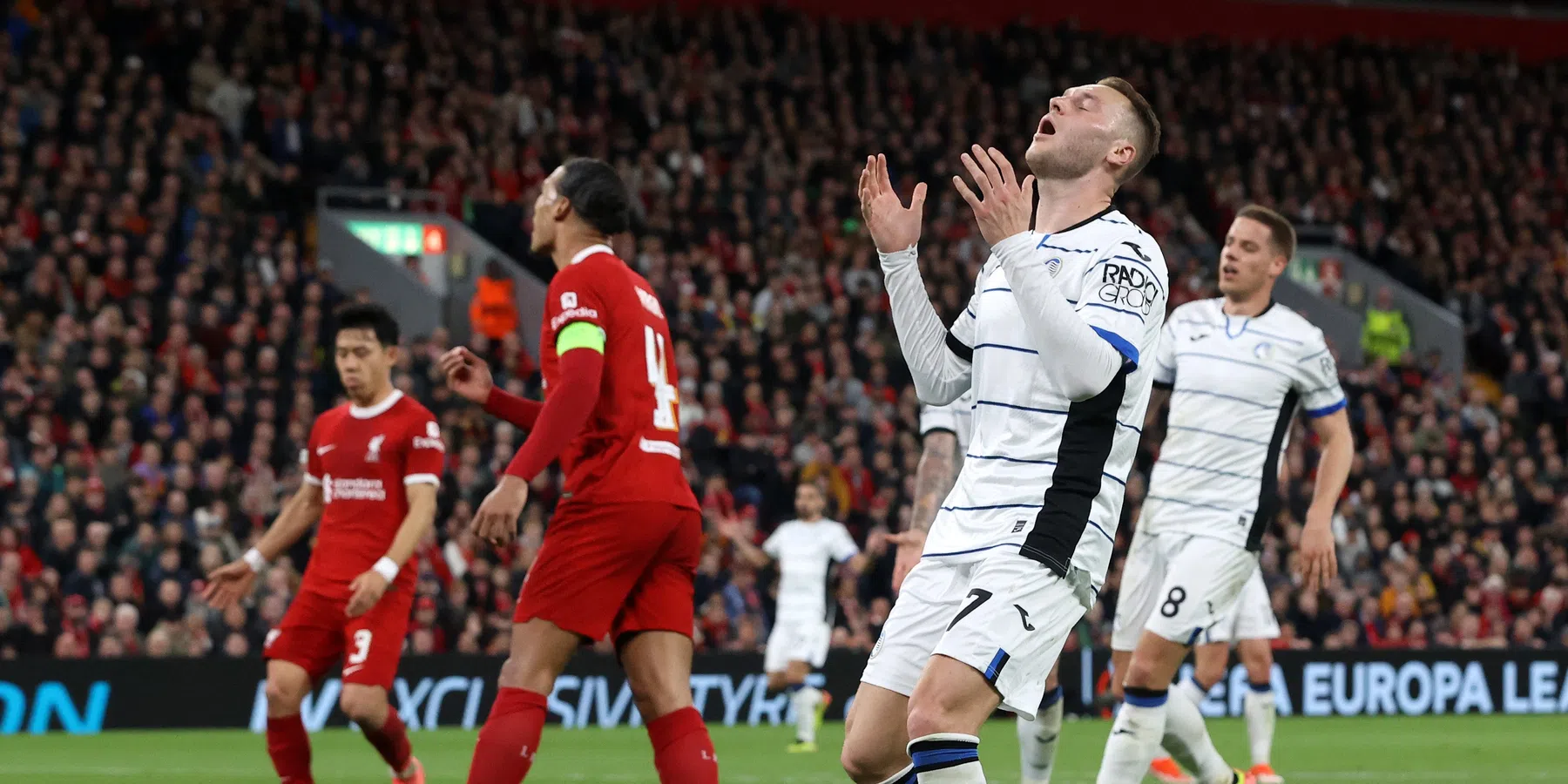 Koopmeiners geniet en toont zich op Anfield