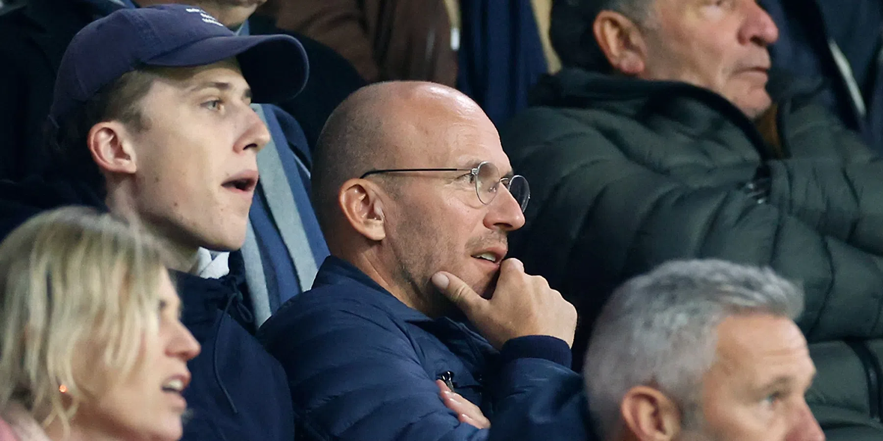 Kroes zit in Johan Cruijff ArenA achter spandoek met eis voor RvC