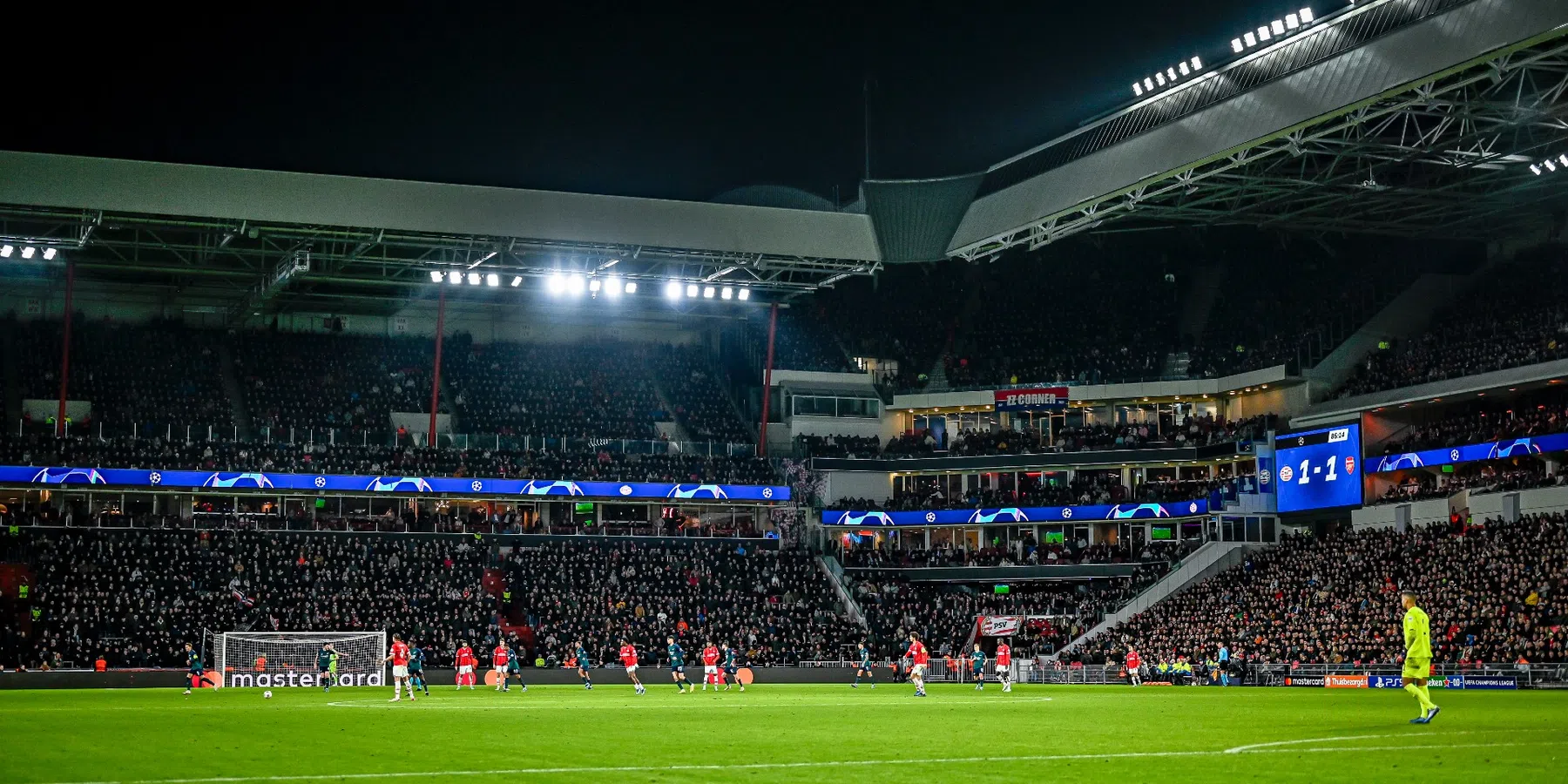 Jeugdspelers PSV en Feyenoord benaderd voor naaktfoto's: politie doet onderzoek