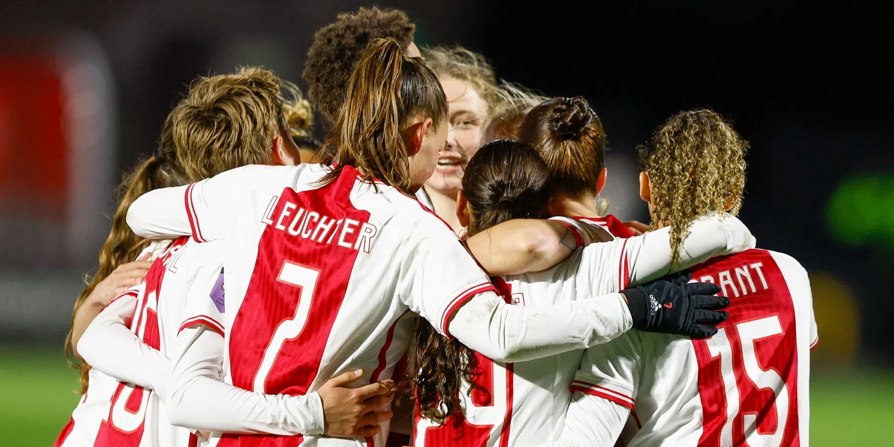Ajax Vrouwen winnen na verlenging van Feyenoord Vrouwen in halve finale KNVB Beker