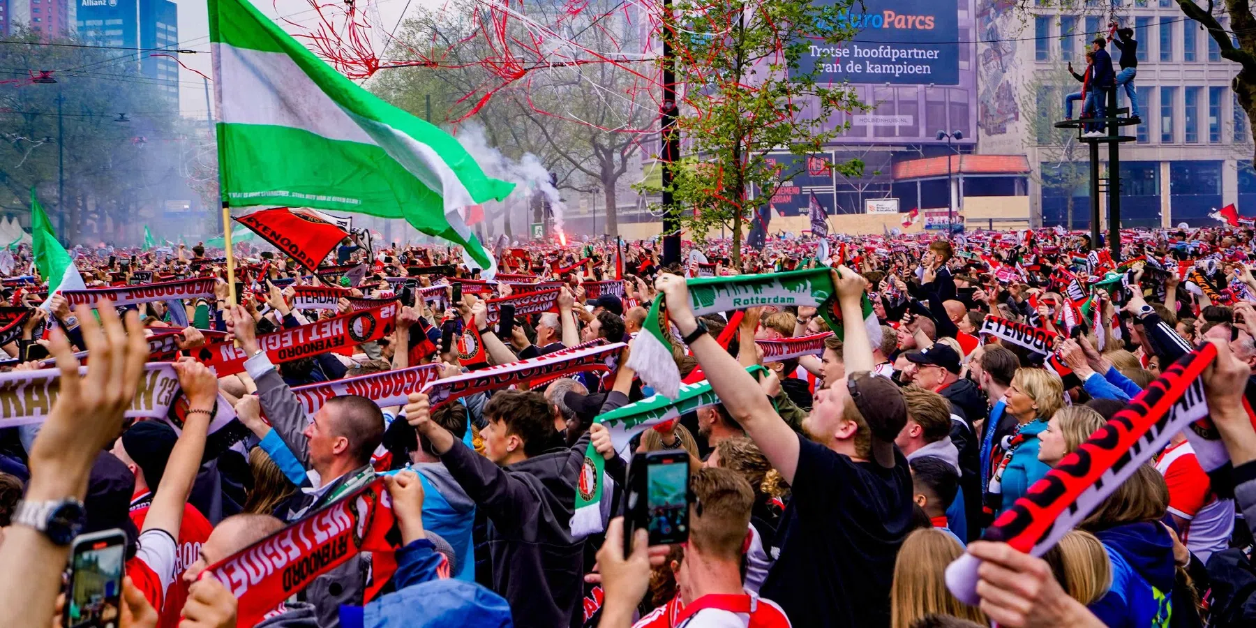 LIVE: Huldiging Feyenoord: 'Arne Moet Blijven' Schalt Over Binnenrotte