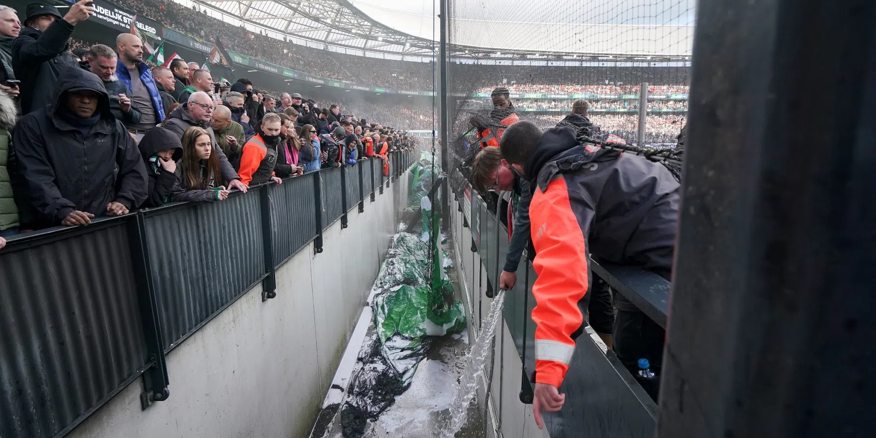 Feyenoord-brandblusser over spandoek