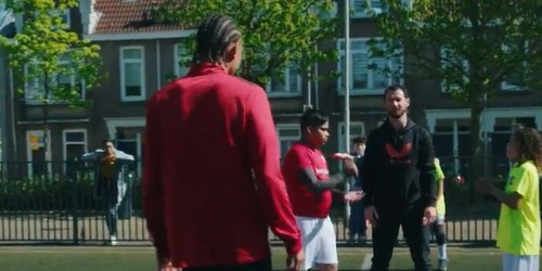 Prachtige beelden: Stengs verrast Feyenoord-fans en voetbalt met kinderen